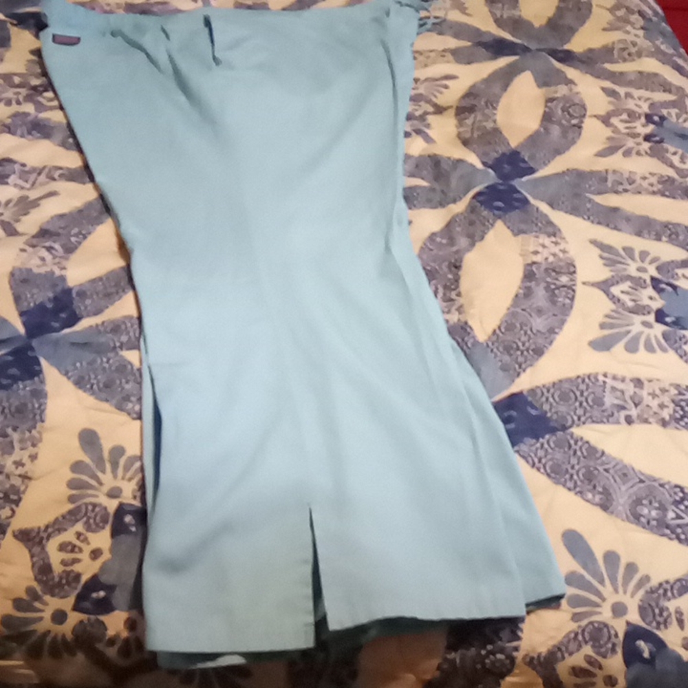 Uniform workwear pants with front and back pocket and split at the bottom
